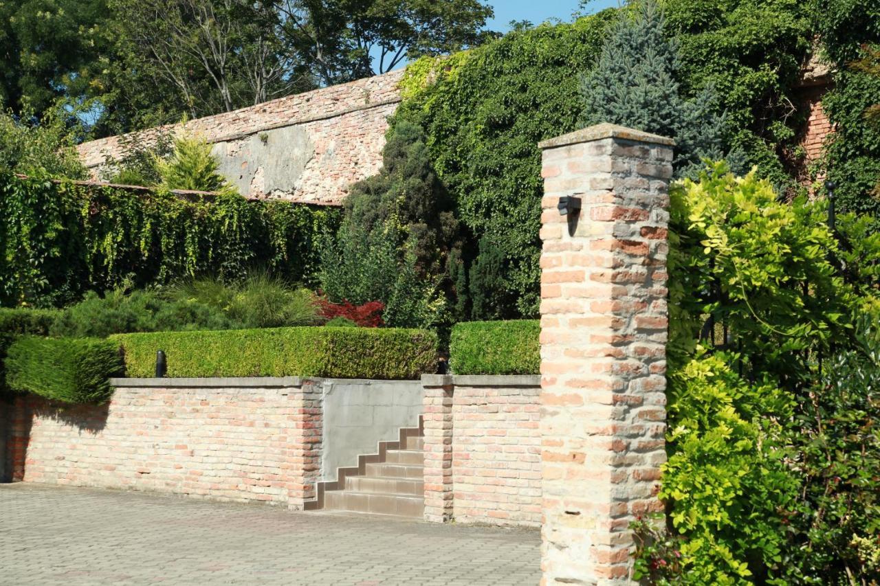 Hotel Dream Nagyszombat Kültér fotó