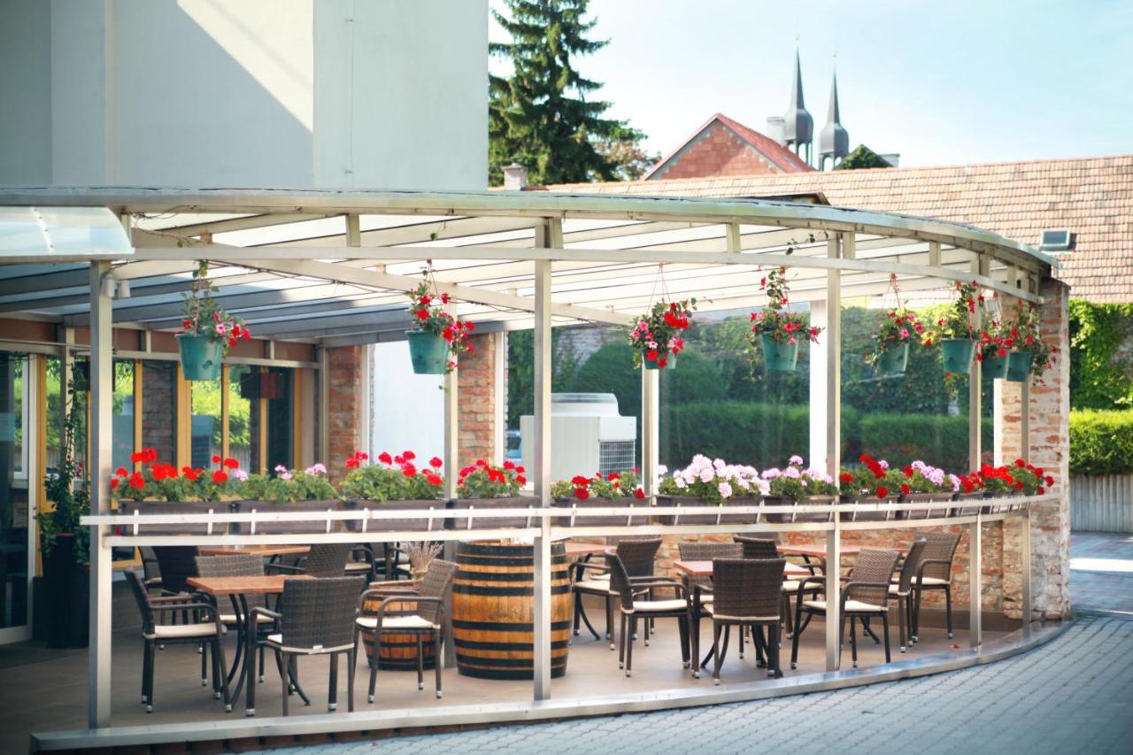 Hotel Dream Nagyszombat Kültér fotó